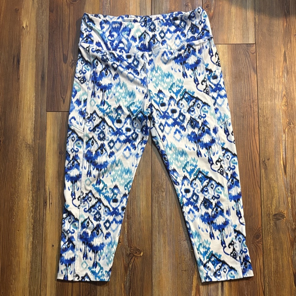 Cali Active Stylish Blue and White Patterned Women's Cropped Leggings Large